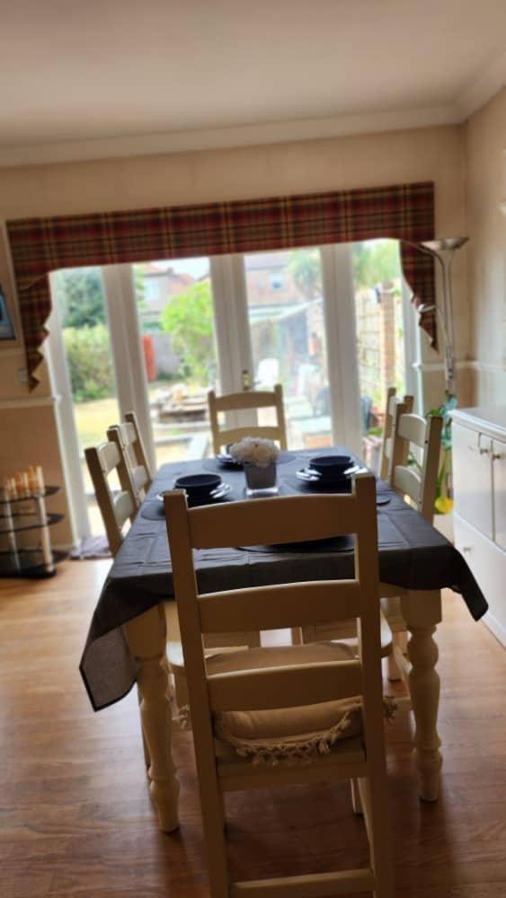 Cosy 4 Bed Home 埃德蒙顿 外观 照片